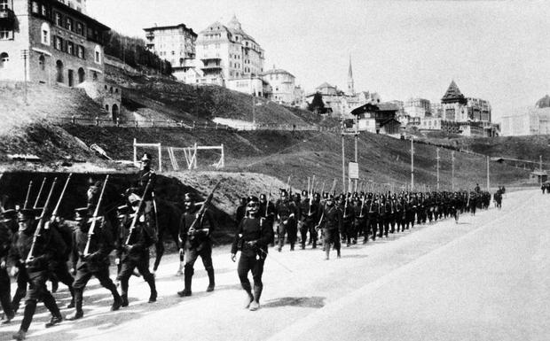 Das mit der Grenzbewachung am Maloja und am Umbrail beauftragte Bataillon beim Verlassen des Bahnhofs von St. Moritz, 1914 (Bildquelle: Staatsarchiv Graubünden)