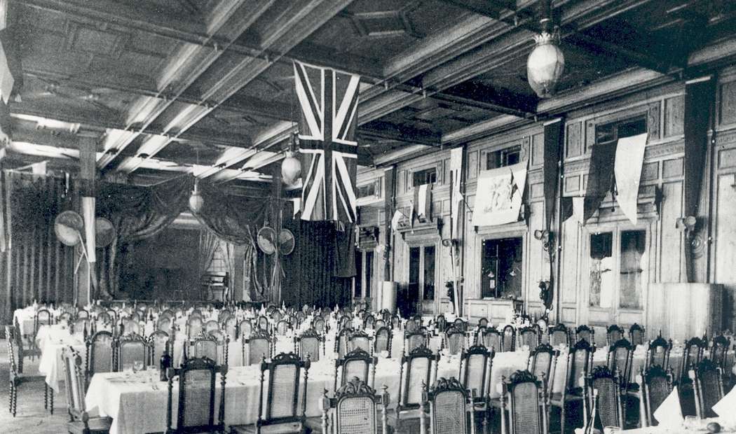 In diesem Speisesaal des Hotel Kulm St. Moritz leuchtete 1879 das erste elektrische Licht der Schweiz (Bildquelle: Hotel Kulm)