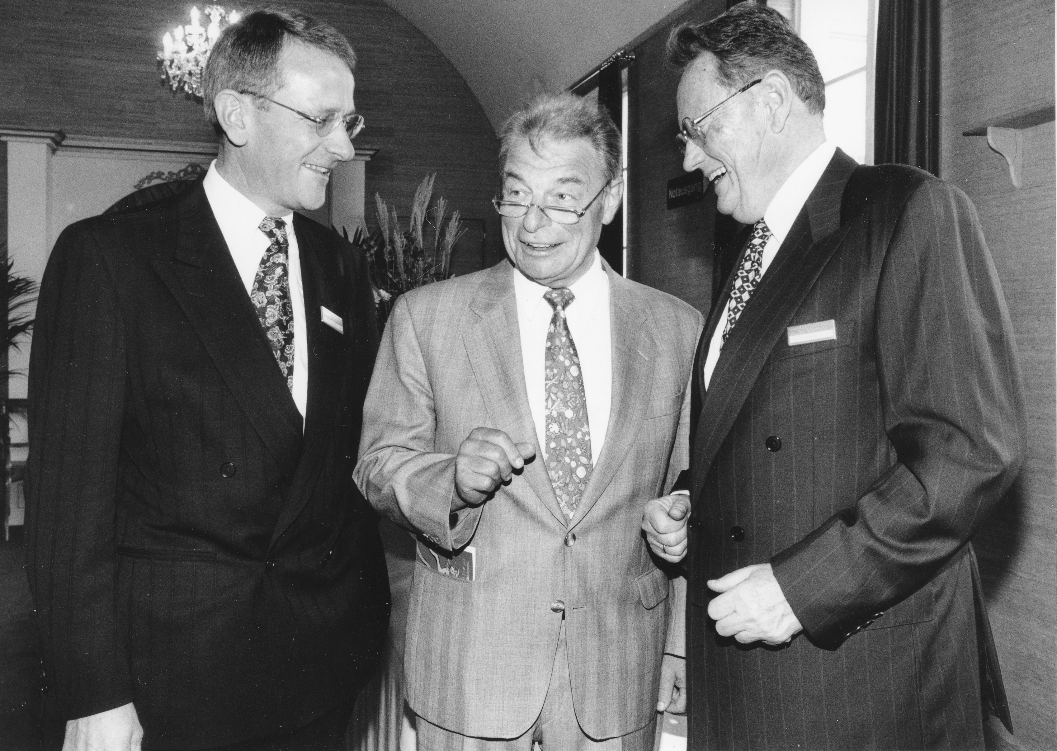 CEO Ulrich Immler, il Consigliere federale Jean-Pascal Delamuraz e il Presidente della Banca Richard Allemann da sinistra a destra. (Fonte delle immagini: Somedia)