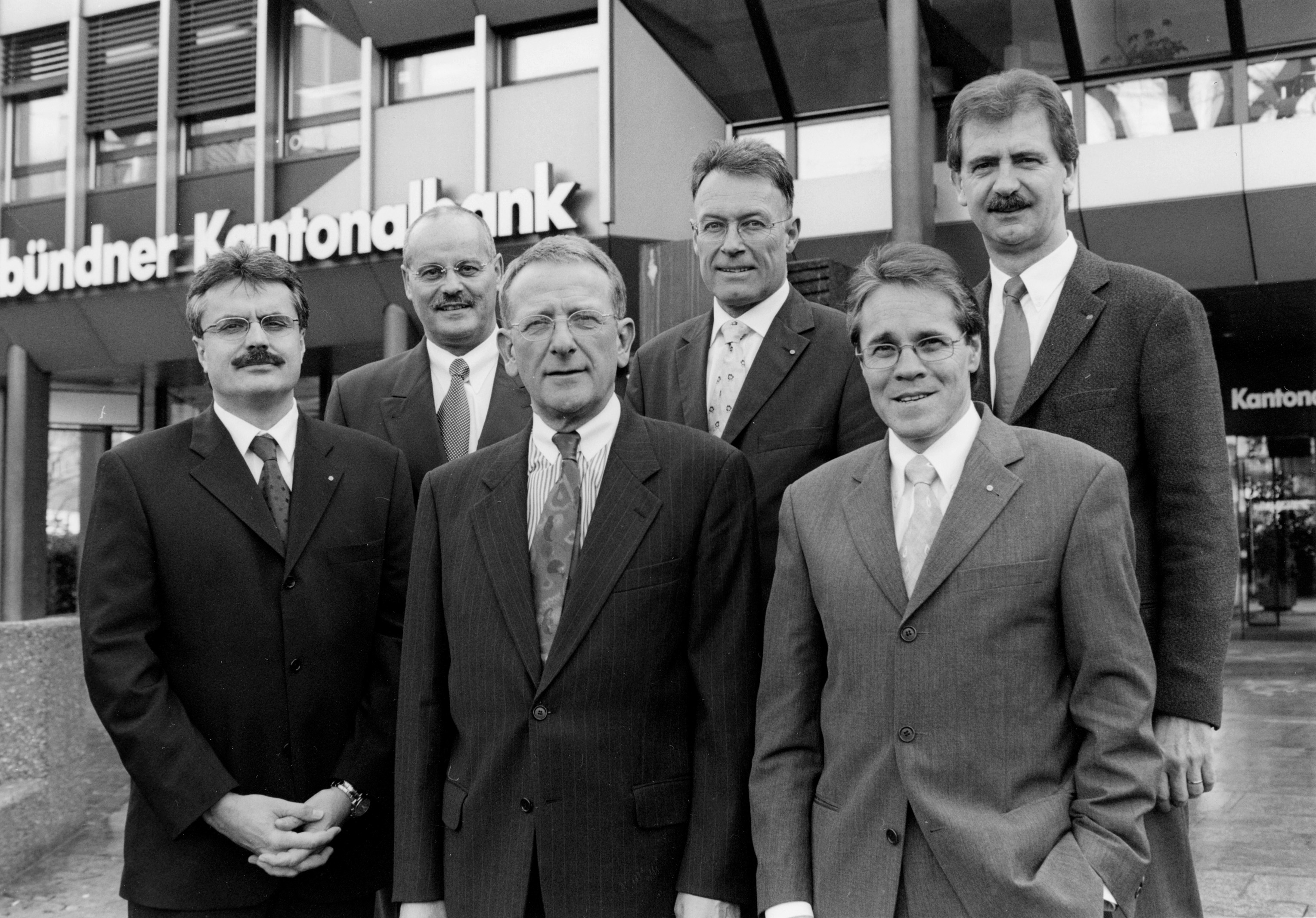 Presidenza della BCG nel 2001: Alois Vinzens, Albert Niggli, Ulrich Immler (CEO), Presidente della Banca Hans Hatz, Rico Monsch, Eduard Gasser, da sinistra a destra (Fonte delle immagini: Somedia)